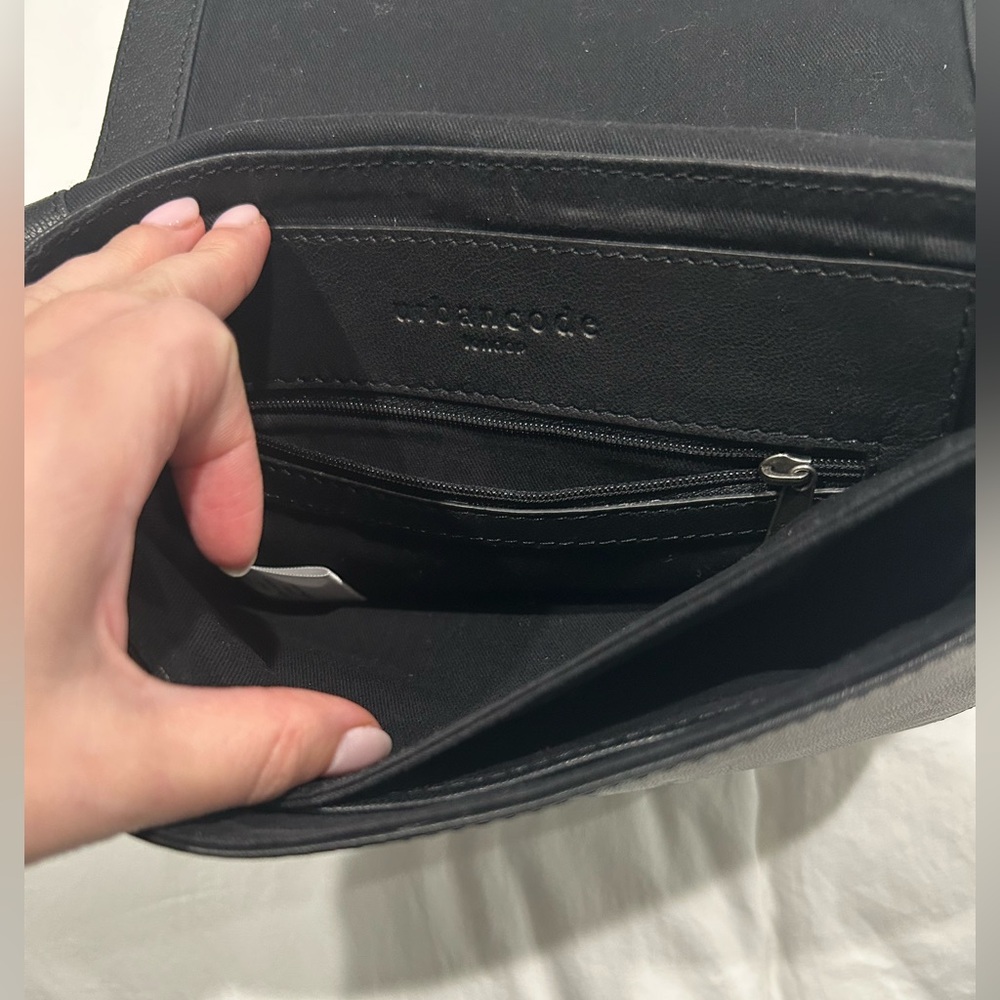 Urbancode black leather crossbody or shoulder bag - Picture 7 of 9